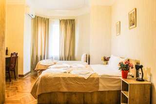 Отель Hotel Residence Hill Тбилиси Трехместный номер-1